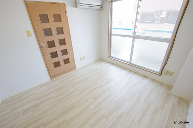 ホワイトハウス3番館　仲介手数料無料の居間・リビング