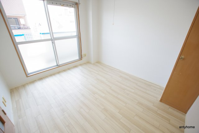 ホワイトハウス3番館　仲介手数料無料の居間・リビング