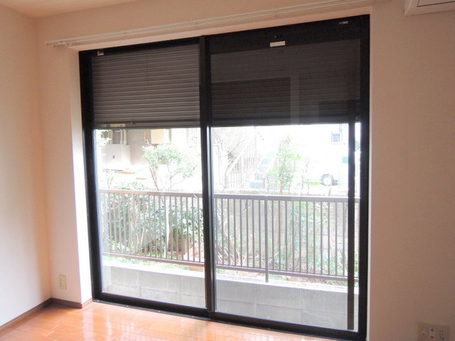 ウィスタリア沼袋のセキュリティ|★１階でも安心の防犯シャッター付き★