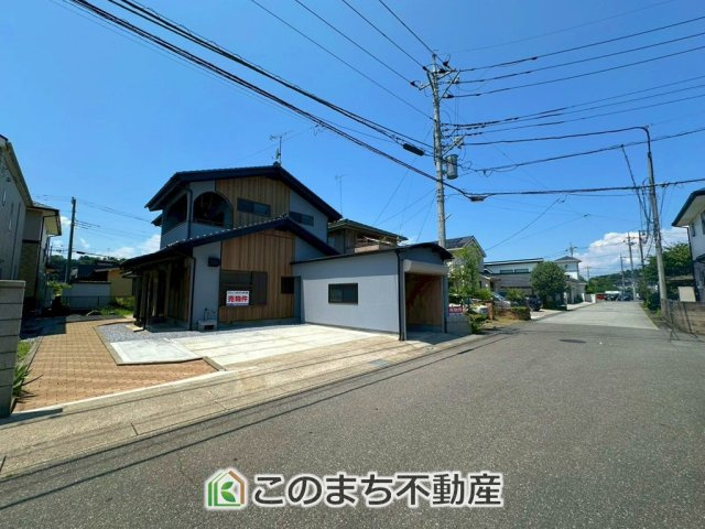 宇都宮市鶴田2丁目　中古戸建の前面道路含む現地写真|前面道路は広々としてます！運転が苦手な方でもお車の出し入れ簡単で安心です☆
