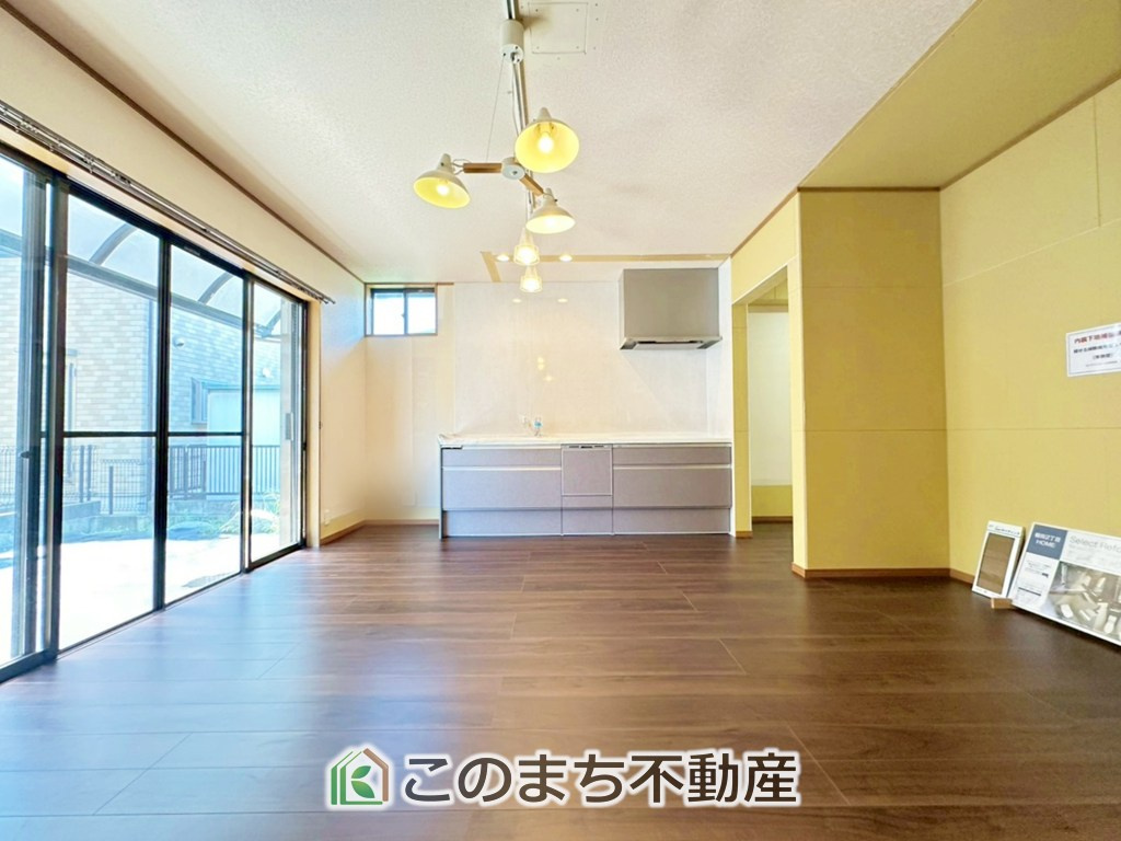 宇都宮市鶴田2丁目　中古戸建の居間・リビング|オープンでのびやかな空間を生み出す、こだわりの広がりとゆとり。家族と過ごす時間を大切にしたい方にぴったりの明るくゆとりある住空間です。
