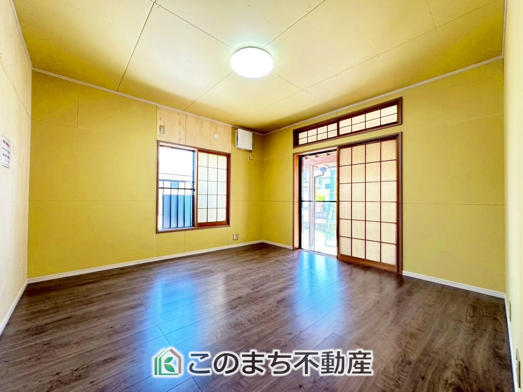 宇都宮市鶴田2丁目　中古戸建の洋室|採光も確保されたお部屋です。大きいベッドを置いても余裕のあるゆとり空間。
