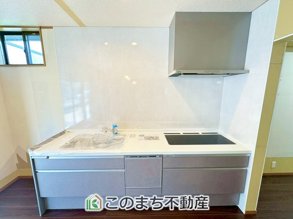宇都宮市鶴田2丁目　中古戸建のキッチン|毎日使うキッチン周りが綺麗で清潔に保たれていると、お料理を作るのも楽しくなりますよね。機能性とデザイン性を持たせたキッチンで気持ちよくお料理が出来そうです。
