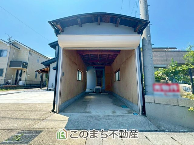 宇都宮市鶴田2丁目　中古戸建の駐車場|電動シャッター付き車庫☆