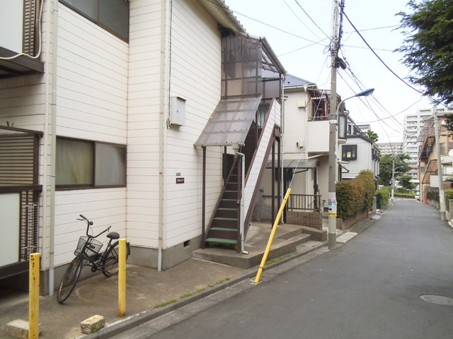 コゴシハイツの外観|広めの通り沿いがうれしいです！