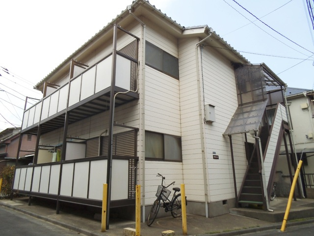 コゴシハイツのエントランス|角地の物件は開放感があります！