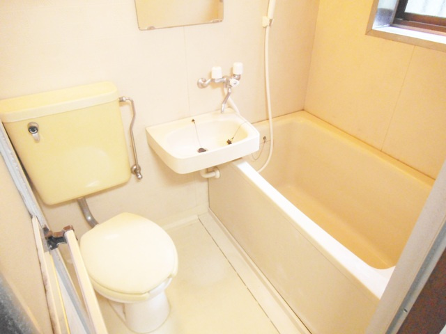 コゴシハイツの浴室|広めの3点ユニットバス！窓があり開放的！