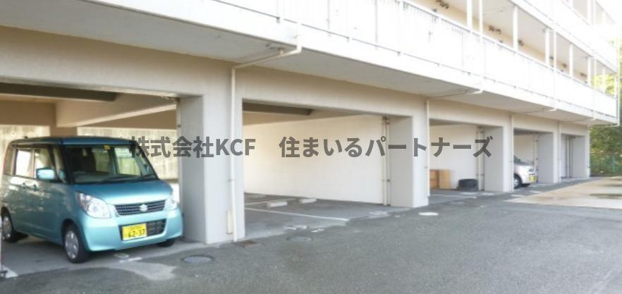 パールマンション上津の駐車場|駐車場があるので、車を買う予定の方も安心です