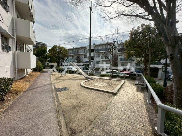 千里緑丘第壱七号棟のその他|敷地内に公園がございます