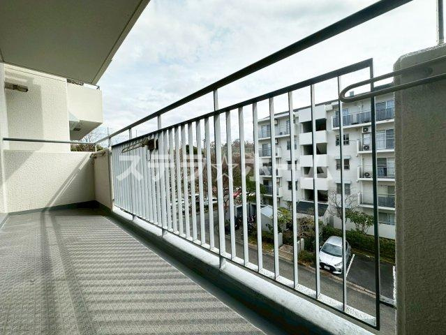 千里緑丘第壱七号棟のバルコニー|バルコニーからの眺めを楽しみながら食事をしませんか