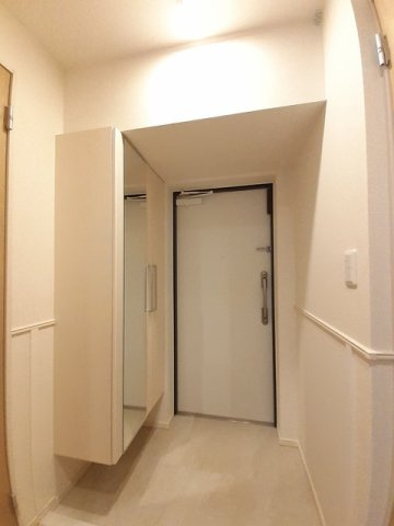 スアヴィス千葉の玄関|収納もある玄関です