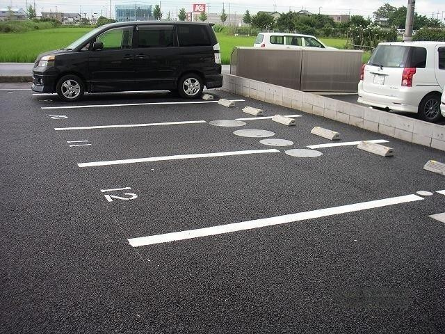 ヴェル・ドミール三枝　Ｄ棟の駐車場