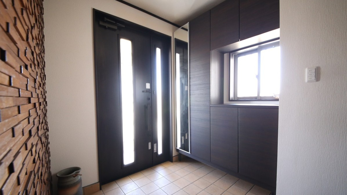 樋ノ口中古戸建の玄関|光が入る明るい玄関です