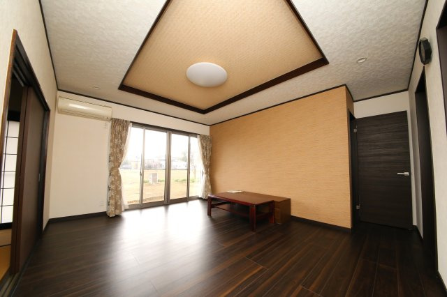 樋ノ口中古戸建の居間・リビング|天井にはアクセントをつけ、おしゃれな居間です