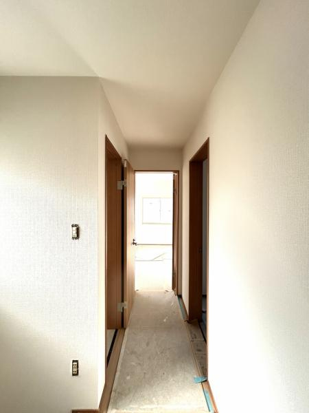 土佐市高岡町甲　中古一戸建ての内装|２F廊下部。クロス張替え、照明交換、フローリング重ね張りでリフレッシュ✨