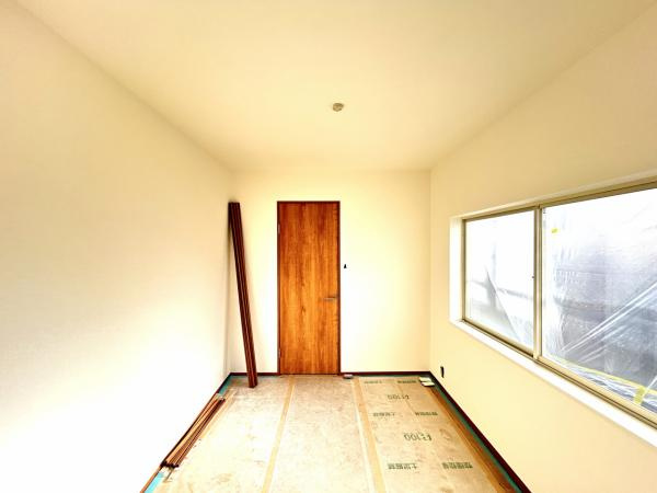 土佐市高岡町甲　中古一戸建ての洋室|2F 6.62帖の北側洋室。こちらも窓が多く明るい空間です。フローリング重ね貼り、クロスや建具も新しくリフレッシュ✨