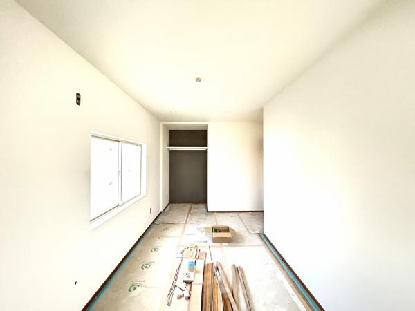 土佐市高岡町甲　中古一戸建ての洋室|2F北側洋室。２つの窓からたっぷり光が差し込む温かなお部屋。