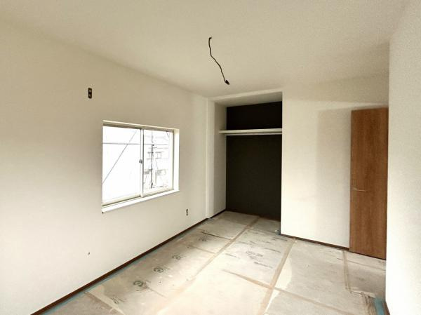 土佐市高岡町甲　中古一戸建ての収納|2F北側洋室の新しい収納。通気性の良い、枕棚付きのオープンクローゼット✨