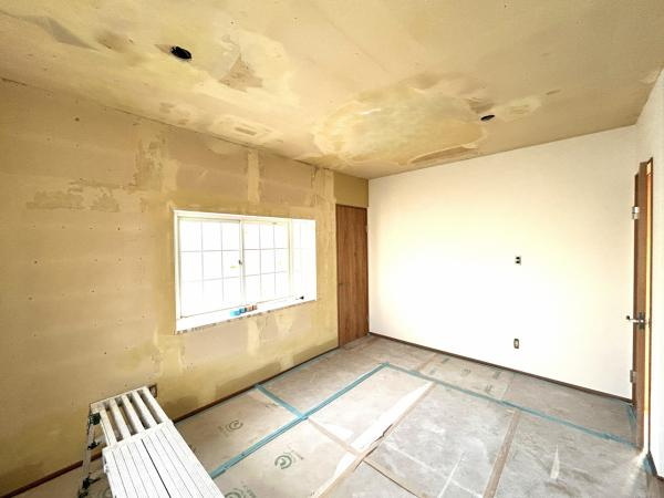 土佐市高岡町甲　中古一戸建ての洋室|2F 6帖の南側洋室。工事進行中です♪フローリング重ね貼り、クロスや建具も新しくリフレッシュ✨