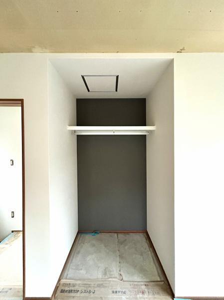 土佐市高岡町甲　中古一戸建ての収納|2F 南側洋室の新しい収納。こちらも枕棚付きのオープンクローゼットです✨