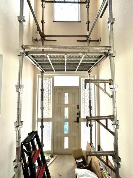 土佐市高岡町甲　中古一戸建ての玄関|玄関上は吹き抜け仕様に。玄関扉の周囲もガラス仕様で採光抜群◎明るく開放的な空間へ。