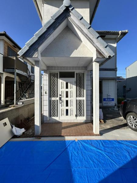 土佐市高岡町甲　中古一戸建ての外観|三角屋根が特徴の玄関☆照明交換、クリーニング、鍵交換、インターホンも新しくなります♪