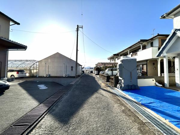 土佐市高岡町甲　中古一戸建ての前面道路含む現地写真|前面道路は幅約4.3m。車の出し入れもスムーズ♬