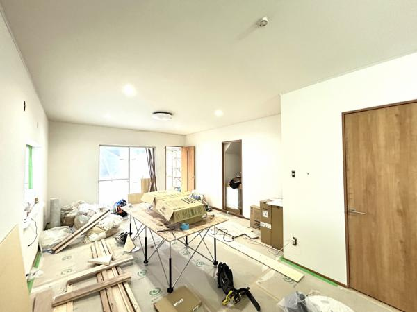 土佐市高岡町甲　中古一戸建ての居間・リビング|暮らしやすさを追求した3LDK☆対面キッチンを中心とした、家族が自然と集まる空間。