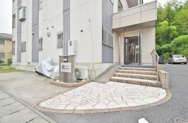 グローヴ大久手Ｂ棟のエントランス