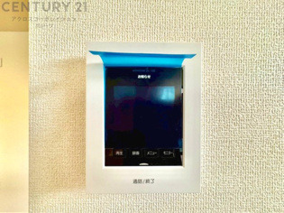 訪問者が来たときにテレビ画面で確認できるため、安心してドアを開けられます。録画機能があるものもあり、留守中に来訪者を記録しておくことができます。利便性が高く、セキュリティ面でも安心です。