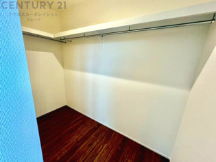 収納力が高く洋服や小物を整理しやすく、更衣室のように使え、部屋がすっきり保てます。収納の配置を自由に調整でき、換気性が良く防湿・防虫対策も可能。快適で機能的な生活空間を実現できます♪