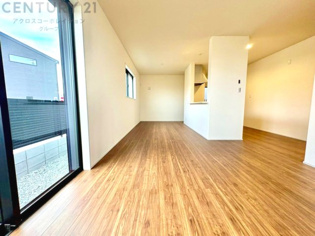 リビングダイニングは家族や友人とのコミュニケーションを楽しむ場所でくつろぎながら食事や会話を楽しめ、多目的に利用できリラックスできる空間です。家庭内の中心として機能し、快適な生活をサポートします。