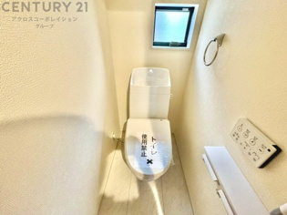 温水洗浄便座付トイレは温水洗浄機能により、暖かい水でおしりを洗浄することができ、冷たい水を使う従来の便座に比べ、温水洗浄機能で暖かいトイレを提供し、快適な使用を可能にします。