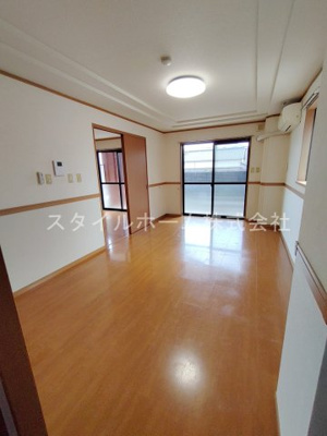 【居間・リビング】 | ロイヤルヒルズ上野 | イメージ写真です。
