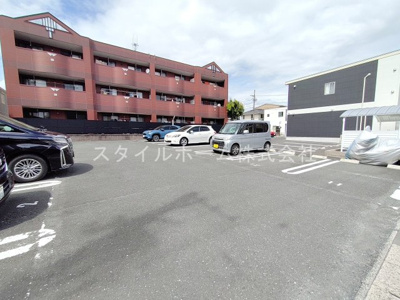【駐車場】 | ロイヤルヒルズ上野 | 駐車場があるので、車を買う予定の方も安心です