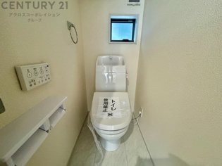 温水洗浄便座付トイレは温水洗浄機能により、暖かい水でおしりを洗浄することができ、冷たい水を使う従来の便座に比べ、温水洗浄機能で暖かいトイレを提供し、快適な使用を可能にします。