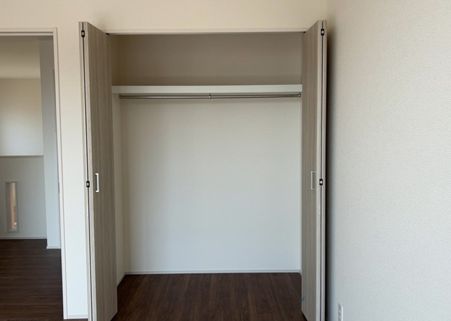 【収納】 | デザイン性を重視しすぎて収納が少なかった！なんてことにならないため、事前に現地で収納の数を確認しておくことをお勧めします。クローゼット以外にも床下収納や屋根裏収納、パントリーなどもチェックしましょう。