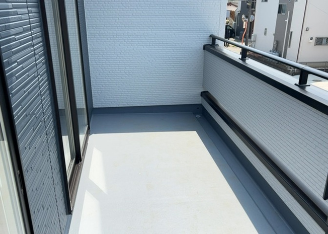 【バルコニー】 | バルコニーは、室外の専用スペースのうち、「屋根がなく開放された空間」であるものを指します。ベランダより広いタイプのものが多く、日当たりもよいため家庭菜園などを楽しみたい人にとって適した環境となります。