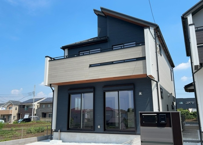 【外観】 | ついに完成致しました！現地をご見学に行く際は、道路の幅や周辺の交通量、施設などをご確認頂くことをおすすめします！物件の流れが早いため、内見をしたい方はお早めに当社営業までお問い合わせ頂きご予約下さい！