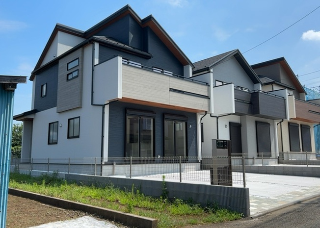 【前面道路含む現地写真】 | 住宅用の土地では前面道路に2m以上接していなければならないと法律で定められています。しかし、お持ちの車のサイズやライフスタイルなどにより、2mでは利便が悪い場合もございますので、事前に確認しましょう。