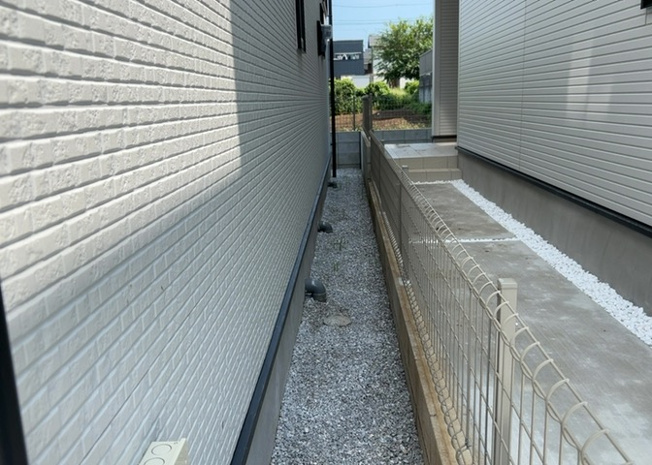 【庭】 | 庭があることでガーデニングや家庭菜園はもちろん、こどもの遊び場やペットを放して遊ぶことができます。また、家の周囲に余裕があるということです。隣地との間があれば、十分な日当たりと、風通しが確保できます。