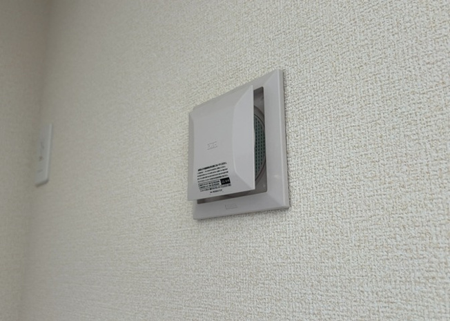 【冷暖房・空調設備】 | 1日中建物内の換気が行われるように設計された仕組みです。気密性の高い住宅は、家に籠った空気でシックハウス症候群になる可能性がありますが、24時間換気システムであれば計画的な換気で対策が可能です。