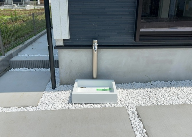【設備】 | 敷地内には、散水栓や立水栓があります。水道水を直接利用できるため、水を運ぶ手間を省くことが出来ます。大量の水を必要とする洗車作業や清掃などに役立ちます。その他設備とあわせて、現地でご確認ください。