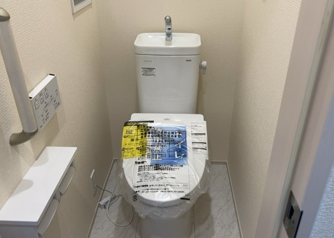 【トイレ】 | トイレは大きさや形、機能、抗菌性などが異なる多種多彩なタイプが各メーカーから出ています。それぞれに良さがあるため、事前にどういったタイプのトイレがいいのかをご家庭内で決めて、内見に行くといいでしょう。