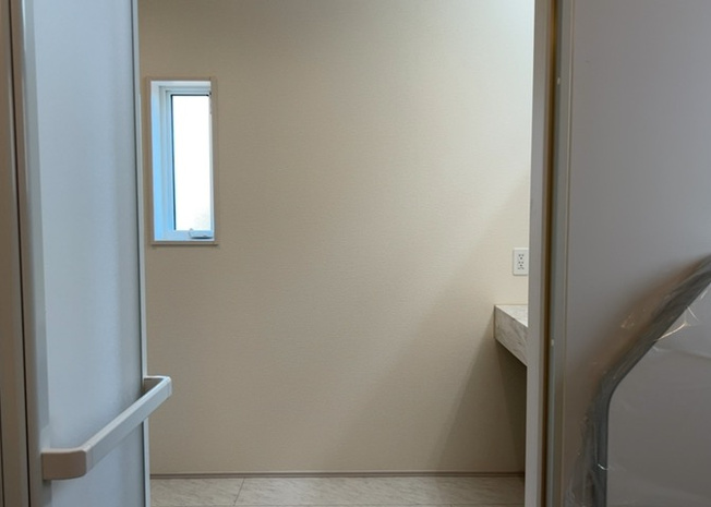 【脱衣所】 | 多くの戸建て住宅で見かける洗面脱衣所は、洗面台と洗濯機が2畳ほどのスペースに並べられていて、洗面所が脱衣所を兼ね備えている間取りが一般的です。お客様が利用することもある、パブリックな空間でもあります。