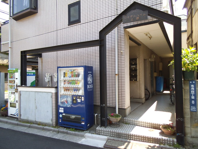 ロイヤルハイム上野のエントランス|すっきりとしながら存在感のあるエントランス！