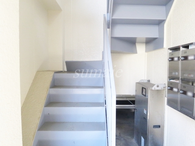 ロイヤルハイム上野のその他共用部分|こちらが階段です☆