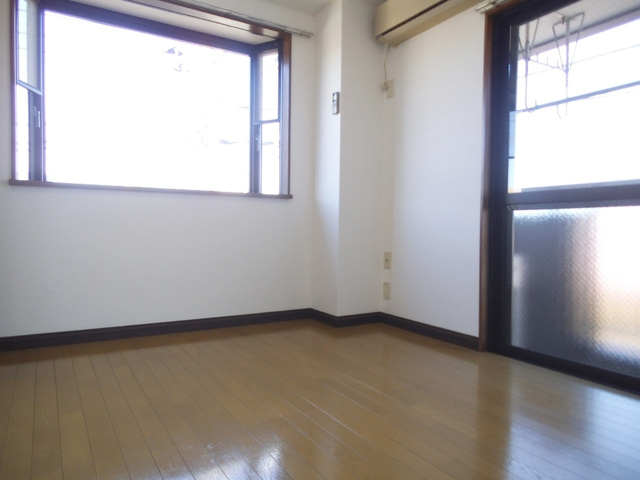 ロイヤルハイム上野の居間・リビング|２面採光のお部屋です☆