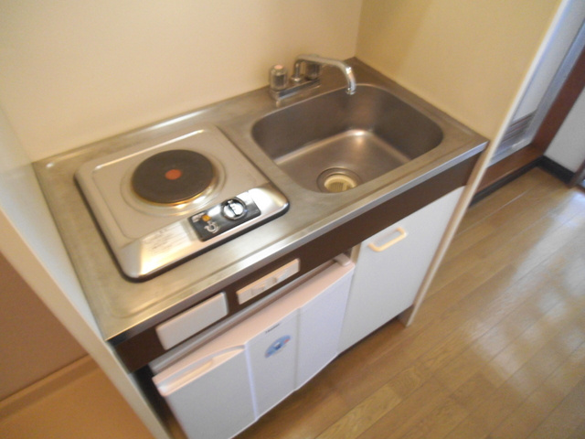 ロイヤルハイム上野のキッチン|１口電気コンロのキッチンです☆