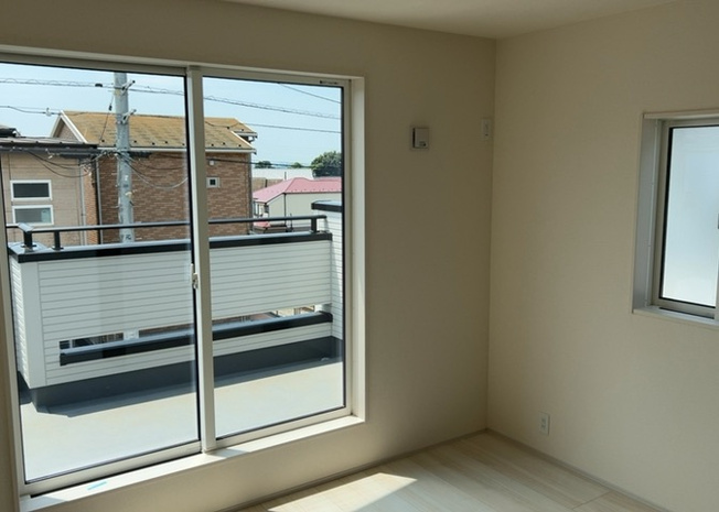【寝室】 | 寝室でゆっくりと過ごすためにはベッド周りの適度な空間を担保することや窓の位置、照明の明るさ、寝室の広さなどを考える必要があります。自身や家族の構成とライフスタイルに併せて寝室にする部屋を選びましょう！